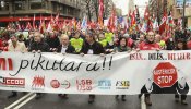 Miles de personas marchan en Bilbao contra la visita de la directora del FMI y el presidente del Eurogrupo
