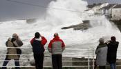 El temporal comienza a remitir tras dejar olas de más de 11 metros y rachas de viento de 112 km/h