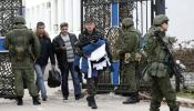 Civiles y fuerzas rusas asaltan el cuartel general de la Armada ucraniana en Crimea