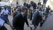 Pistorius muestra en el juicio como se mueve sin prótesis en las piernas