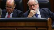 Cañete recibe sin hablar el mayor aplauso del PP en el debate europeo