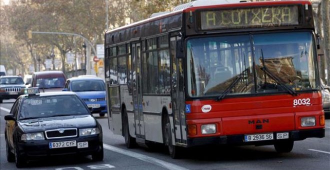 Un año de cárcel por pegar al revisor del autobús urbano de Barcelona que le pidió el billete