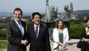 Rajoy hace de guía compostelano para el primer ministro de Japón