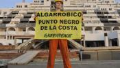 Greenpeace pinta de negro el hotel El Algarrobico