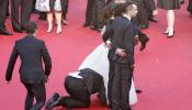 Un periodista se mete bajo la falda de una actriz en la alfombra de Cannes