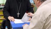 El obispo de Bilbao preside una mesa electoral tras no prosperar su recurso
