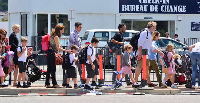 Las colas en la frontera con Gibraltar no perdonan a los niños a su salida del colegio