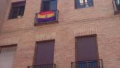 El alcalde de Alcalá exige a IU que retire la tricolor de su ventana en el Ayuntamiento