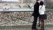 Una barandilla del Pont des Arts de París se desploma por el peso de los 'candados del amor'