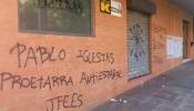 Falange Española acusa a Pablo Iglesias de "proetarra" con pintadas en el edificio de TeleK