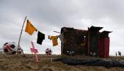 Copacabana se llena de balones gigantes con cruces contra el despilfarro en el Mundial