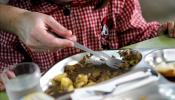 El PP gallego se niega a abrir comedores escolares en verano para "no dar excesiva visibilidad" a la pobreza infantil
