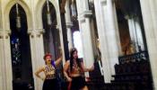 Activistas de Femen se encadenan en la catedral de la Almudena para pedir el aborto libre