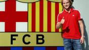 Rakitic da su "hasta luego" al Sevilla y posa con el escudo del Barça
