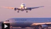 Un videoaficionado capta a un avión abortando un aterrizaje en Barcelona