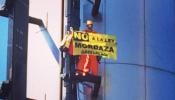Activistas de Greenpeace escalan el faro de Moncloa contra la Ley de Seguridad Cuidadana