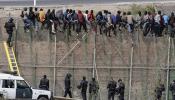 Multan a dos periodistas por "entorpecer la labor policial" durante un salto masivo a la valla de Melilla