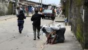 La Policía dispara contra la gente que huía de un barrio aislado por el ébola en Monrovia