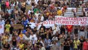 La protesta contra el 'turismo de borrachera' se extiende en Barcelona