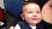 El emocionante momento en que un bebé de siete semanas oye por primera vez