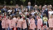 Protestas contra Wert en la visita de los reyes y el ministro a una escuela rural de Ourense