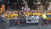 Un centenar de manifestantes abuchea a Trias y Mas en la basílica de la Mercè