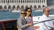 George Clooney y su esposa se exhiben por el Gran Canal