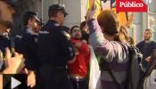 La Policía desaloja a las Juventudes de ERC que protestaban ante el Congreso