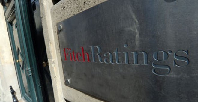 Fitch baja dos escalones el rating a la deuda de España