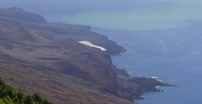 La mancha volcánica de El Hierro toca tierra