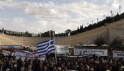 Centenares de policías y bomberos protestan por los recortes de Atenas