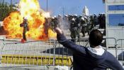 Enfrentamientos entre manifestantes y policía frente al Parlamento griego