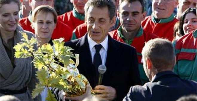 Sarkozy, "feliz" por su hija, pide "privacidad"