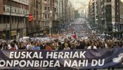 Una gran manifestación reclama al Gobierno que dialogue con ETA