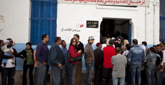 Los tunecinos votan masivamente en sus primeras elecciones libres