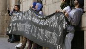 Un grupo de prosaharauis se encadena al Ministerio de Exteriores