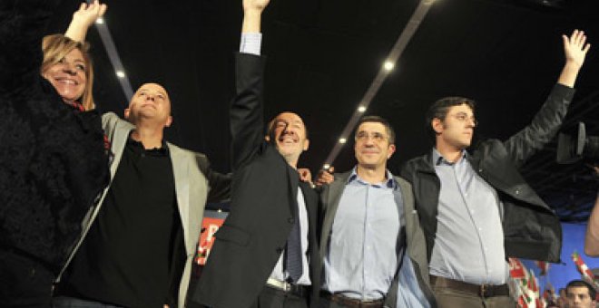 Rubalcaba acusa a Rajoy de "estrujarel limón de la crisis para rascar votos"