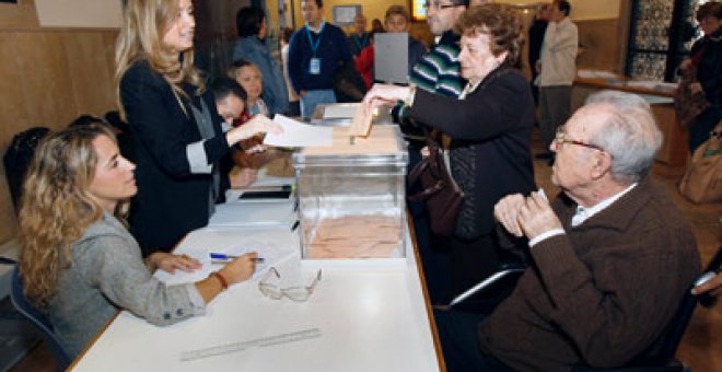 Una mujer acude a votar después de romper aguas