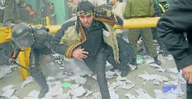 Una turba asalta la Embajada de Reino Unido en Teherán