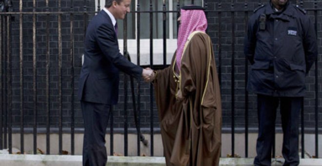 Cameron defiende su desplante a la UE en notoria ausencia de Clegg