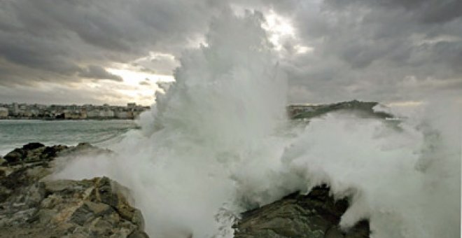 Alerta roja en las costas gallegas por fuerte viento y olas de hasta siete metros