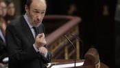 Rubalcaba tiende la mano a Rajoy pero le advierte contra el "recorte de derechos"