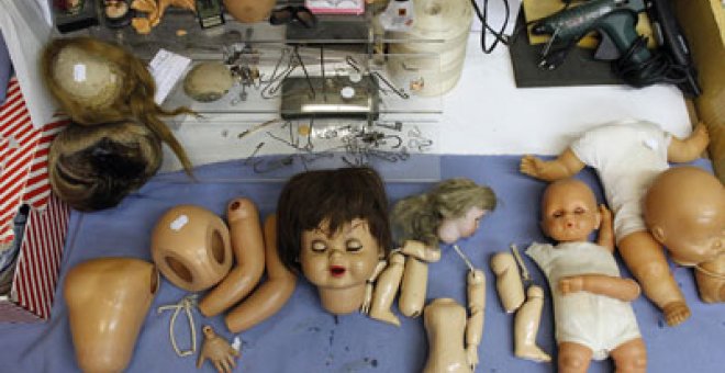 Arreglar muñecos, un arte en extinción