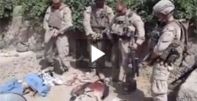 Marines estadounidenses orinan sobre cadáveres de talibanes