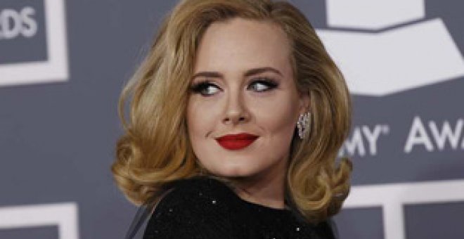 Adele hereda el trono del pop en el velatorio de los Grammy