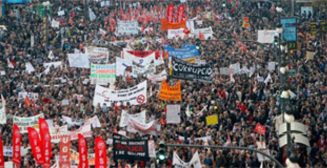 Miles de personas protestan contra los recortes de Fabra en el País Valencià