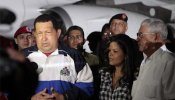 Chávez vuelve a Venezuela "aferrado a la vida"