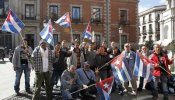 Diez expresos cubanos comienzan una huelga de hambre en Madrid