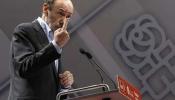 Rubalcaba ofrece a Repsol "todo el apoyo" del PSOE
