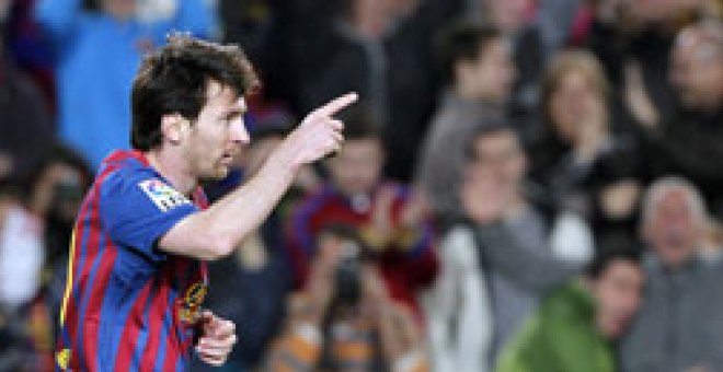 Un Messi de récord acaba con el Málaga